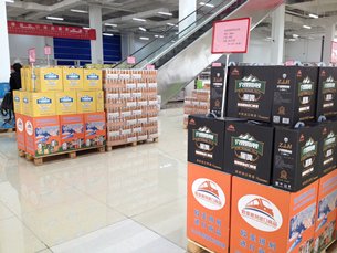 相片:郑欧班列进口商品展示体验中心内售卖德国原装进口啤酒。 相片:郑欧班列进口商品展示体验中心内售卖德国原装进口啤酒。