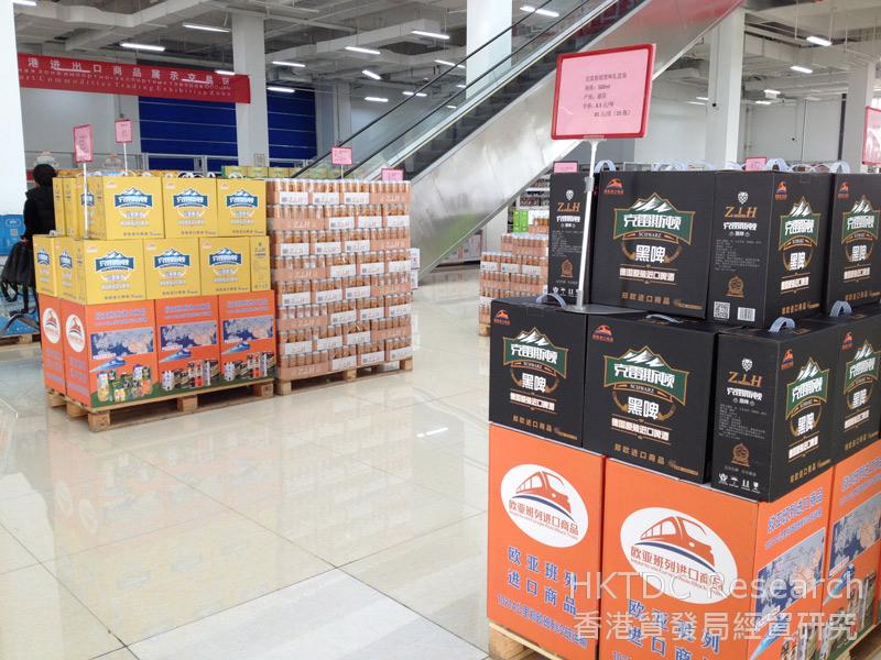 相片：郑欧班列进口商品展示体验中心内售卖德国原装进口啤酒。