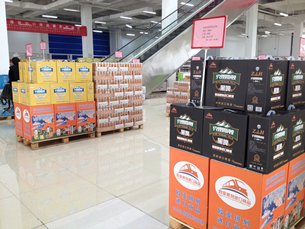 Photo: Imported German beer on sale at the Zhengzhou-Europe Railway Imported Commodities Display