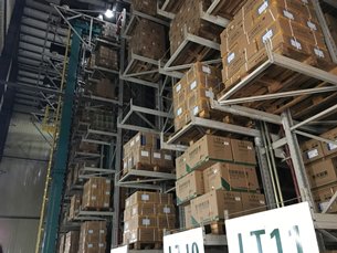 相片:自動化的堆垛機及升降平台。 相片:自動化的堆垛機及升降平台。