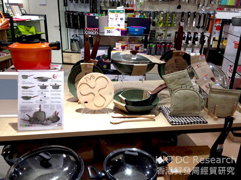 相片: 以天然物料制造的崭新煮食用具。