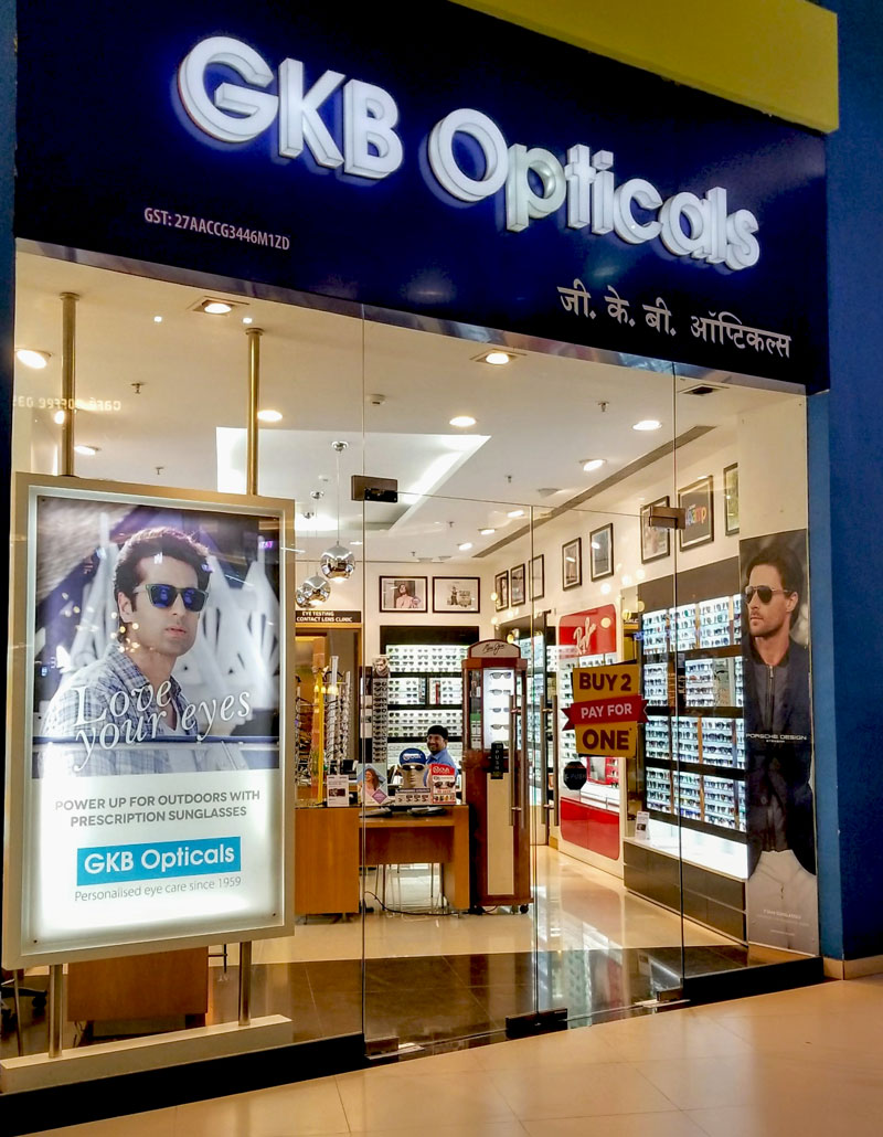 相片: 购物商场里的眼镜店正举行促销活动。