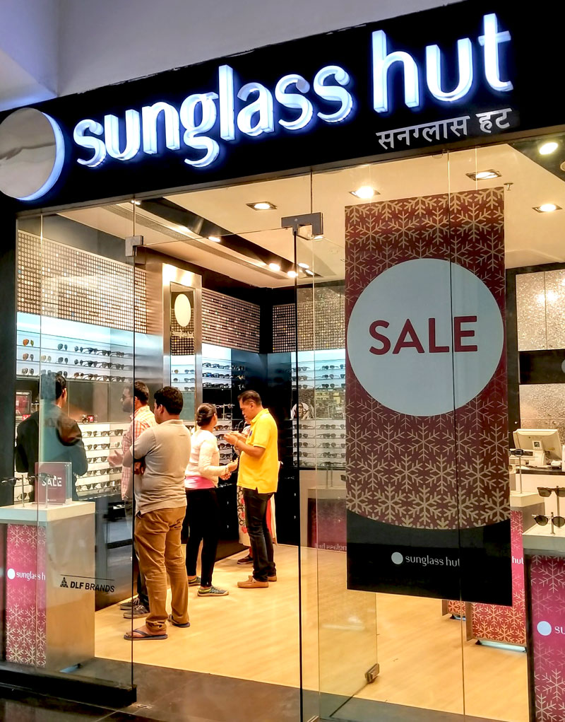 相片: 专门销售太阳眼镜的眼镜零售商。 相片: 专门销售太阳眼镜的眼镜零售商。