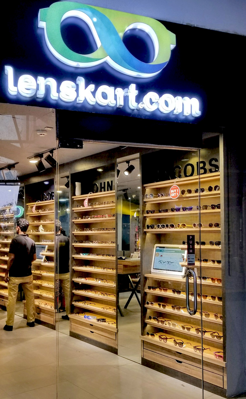 相片: 购物商场内一家Lenskart.com店销售John Jacobs品牌产品。 相片: 购物商场内一家Lenskart.com店销售John Jacobs品牌产品。