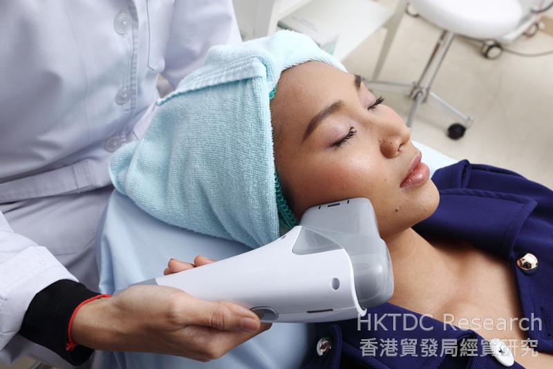 相片：新式的美容服務多以儀器取代部分人手，美容手法標準化令美容師不再是影響消費者美容體驗的最關鍵因素。