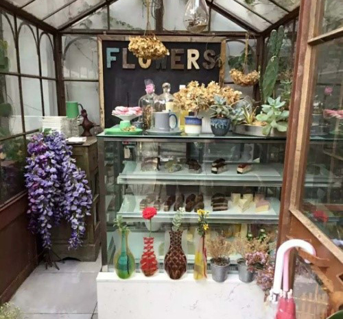 相片:設計像溫室花園的咖啡店。 相片:設計像溫室花園的咖啡店。