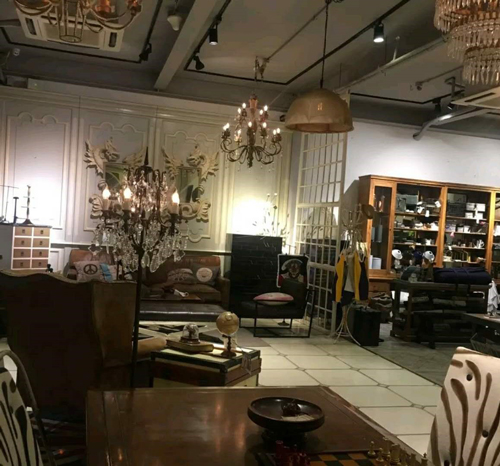 相片:以書室為主題的咖啡店。 相片:以書室為主題的咖啡店。