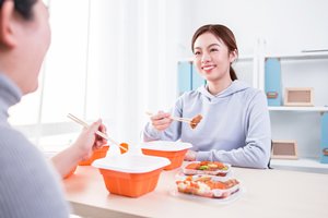 相片:年輕家庭在家中吃外賣。 相片:年輕家庭在家中吃外賣。