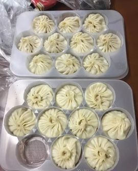 相片:餐盒裡獨立分隔的設計,避免小籠包黏在一起。 相片:餐盒裡獨立分隔的設計,避免小籠包黏在一起。