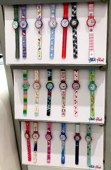 相片: 童裝店內的Flik & Flak手錶。 相片: 童裝店內的Flik & Flak手錶。