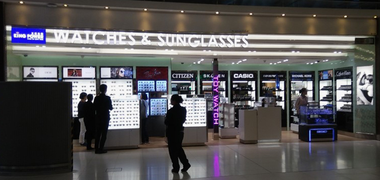 相片: 一家專營手錶和太陽眼鏡的機場商店。 相片: 一家專營手錶和太陽眼鏡的機場商店。