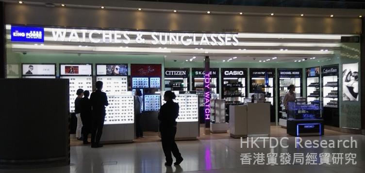 相片: 一家专营手表和太阳眼镜的机场商店。