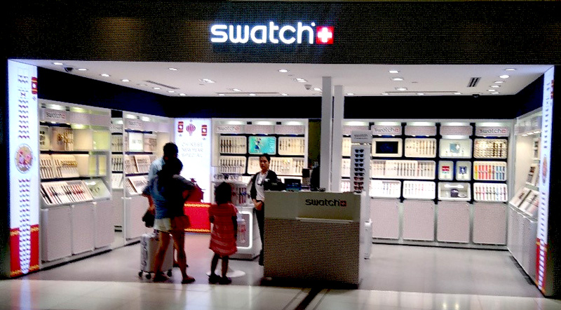 相片: 曼谷蘇凡納布米國際機場的Swatch商店。 相片: 曼谷蘇凡納布米國際機場的Swatch商店。