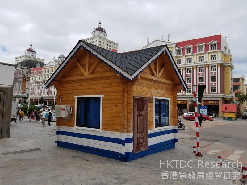 相片：凱潤木業建造的木製崗亭於滿洲里市內可見，為交通警察工作執勤之處。