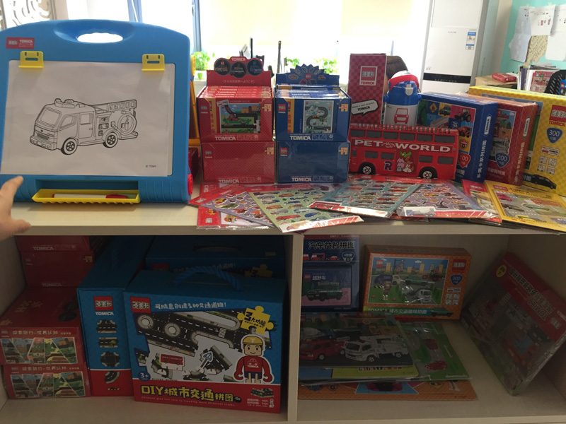 相片:铄雅设计的Tomica 品牌拼图及贴纸产品。 相片:铄雅设计的Tomica 品牌拼图及贴纸产品。