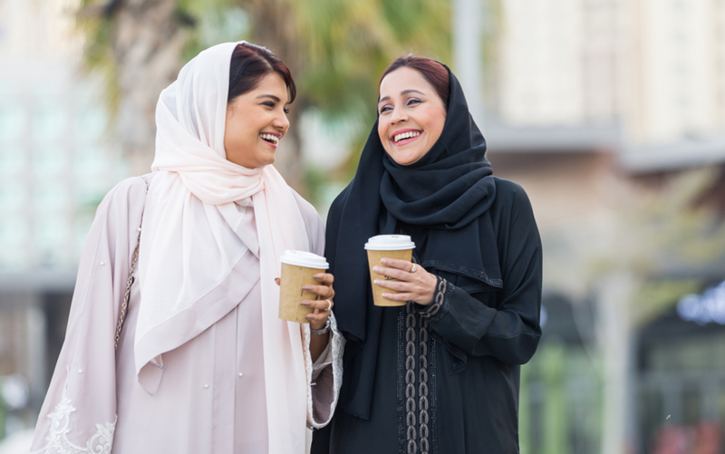 图: 在沙特阿拉伯，越来越多女性穿着不同色彩及印有图案的罩袍。
