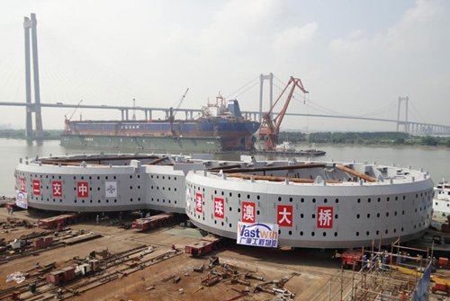 Photo: Ro-ro unloading of steel box girders for the Hong Kong-Zhuhai-Macao Bridge. (Photo courtesy of China Shipping Vastwin)