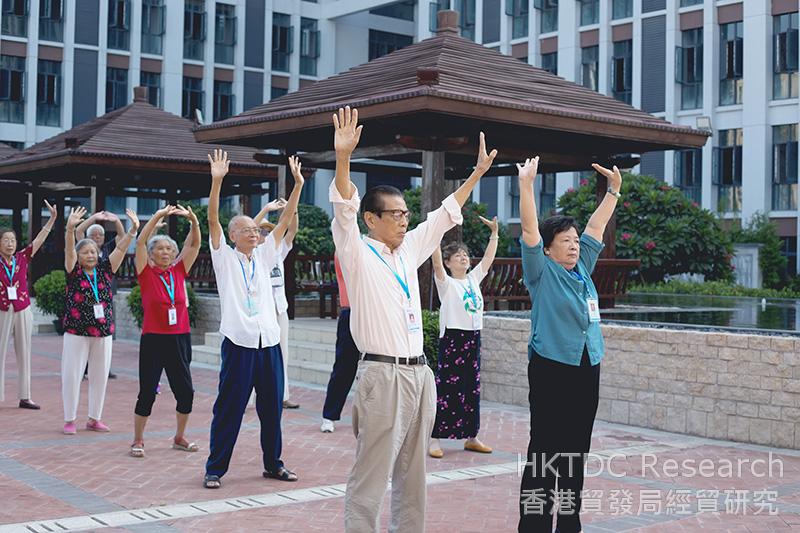 相片：老人正在参加养老院内举办的文娱活动 (2)