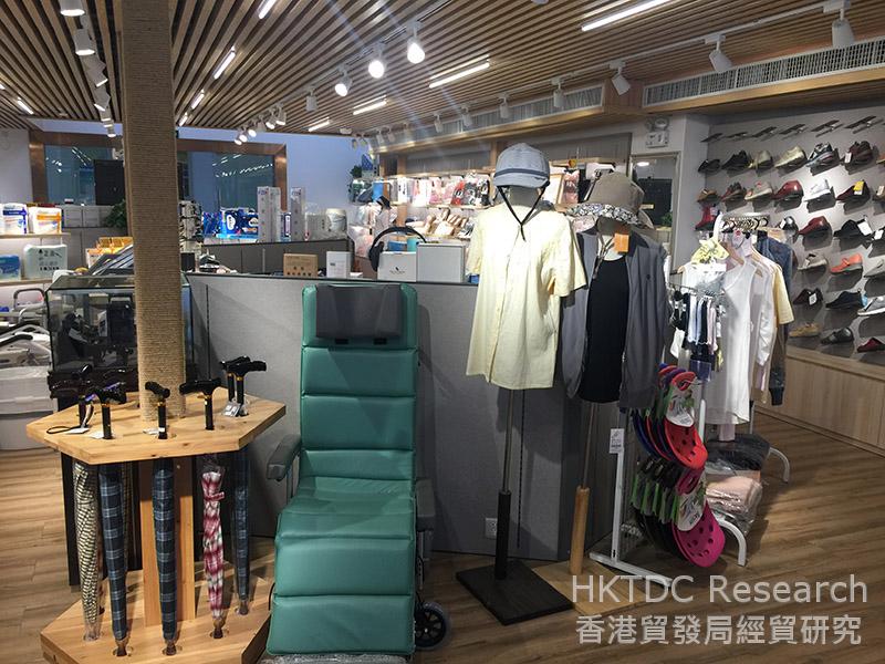 相片：北之特樂銀在中國內地的門店出售多種老齡商品。(1)