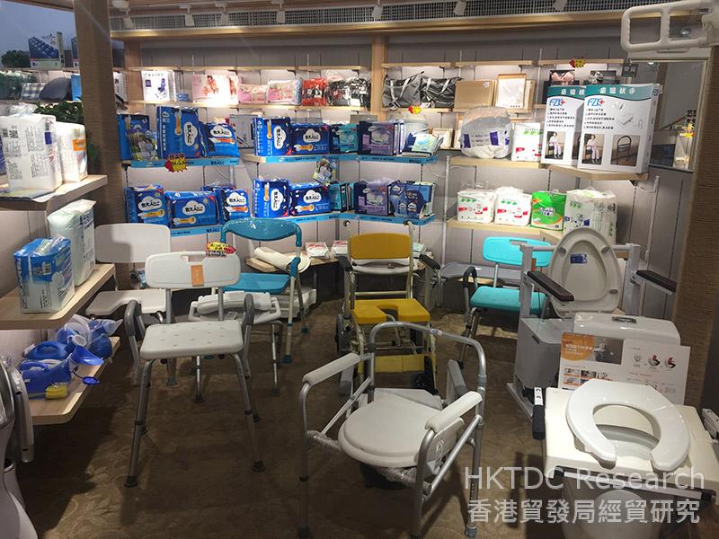 相片：北之特樂銀在中國內地的門店出售多種老齡商品。(2)