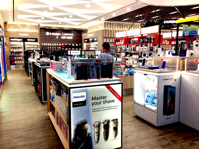 相片: 新加坡樟宜机场的免税电子产品专门店(1)。