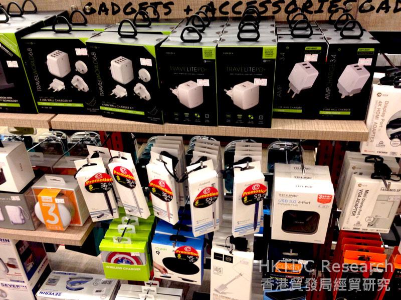 相片: 新加坡樟宜机场的免税电子产品专门店(2)。