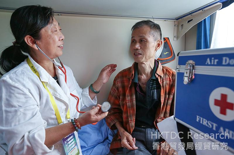 相片：南方快车上的医务人员为旅客检查身体