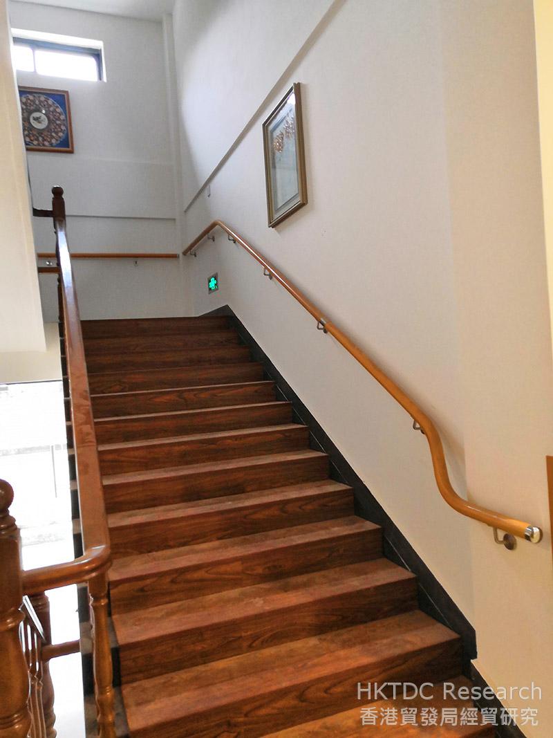 相片：楼梯两侧设有扶手，协助长者走动