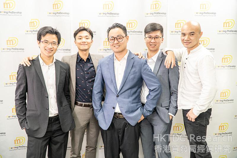 相片：核心團隊成員(左起)：潘俊軒工程師、王駿工程師、陳智敏工程師、黃金山工程師及秦港。