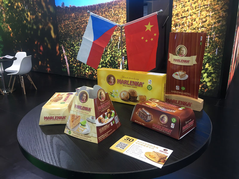 相片: 捷克公司在首屆進博會展出傳統糕點及馬蓮卡蜂蜜蛋糕(MARLENKA)。 相片: 捷克公司在首屆進博會展出傳統糕點及馬蓮卡蜂蜜蛋糕(MARLENKA)。
