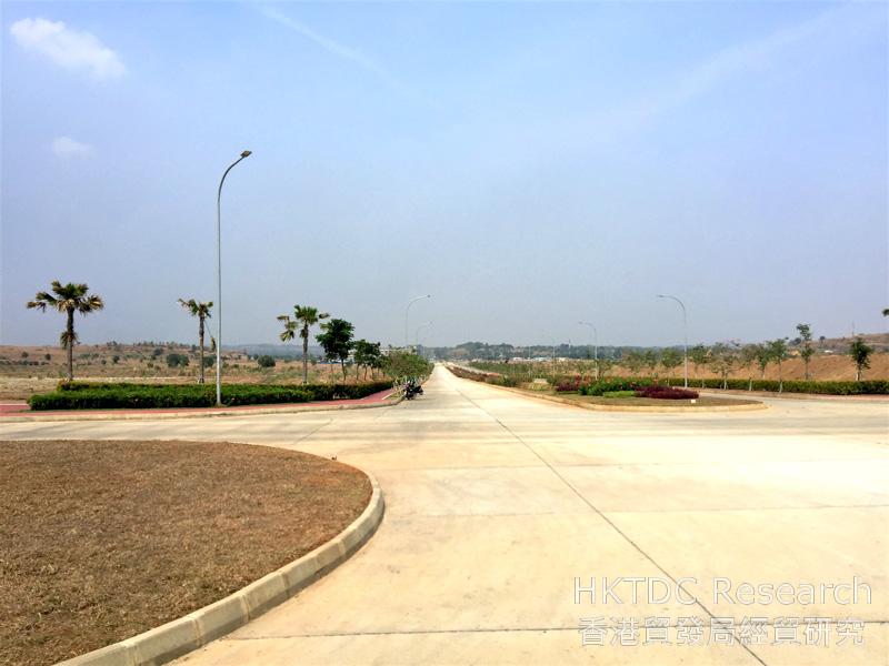 相片: 卡拉旺产业新城的道路铺装良好，并有绿化带。