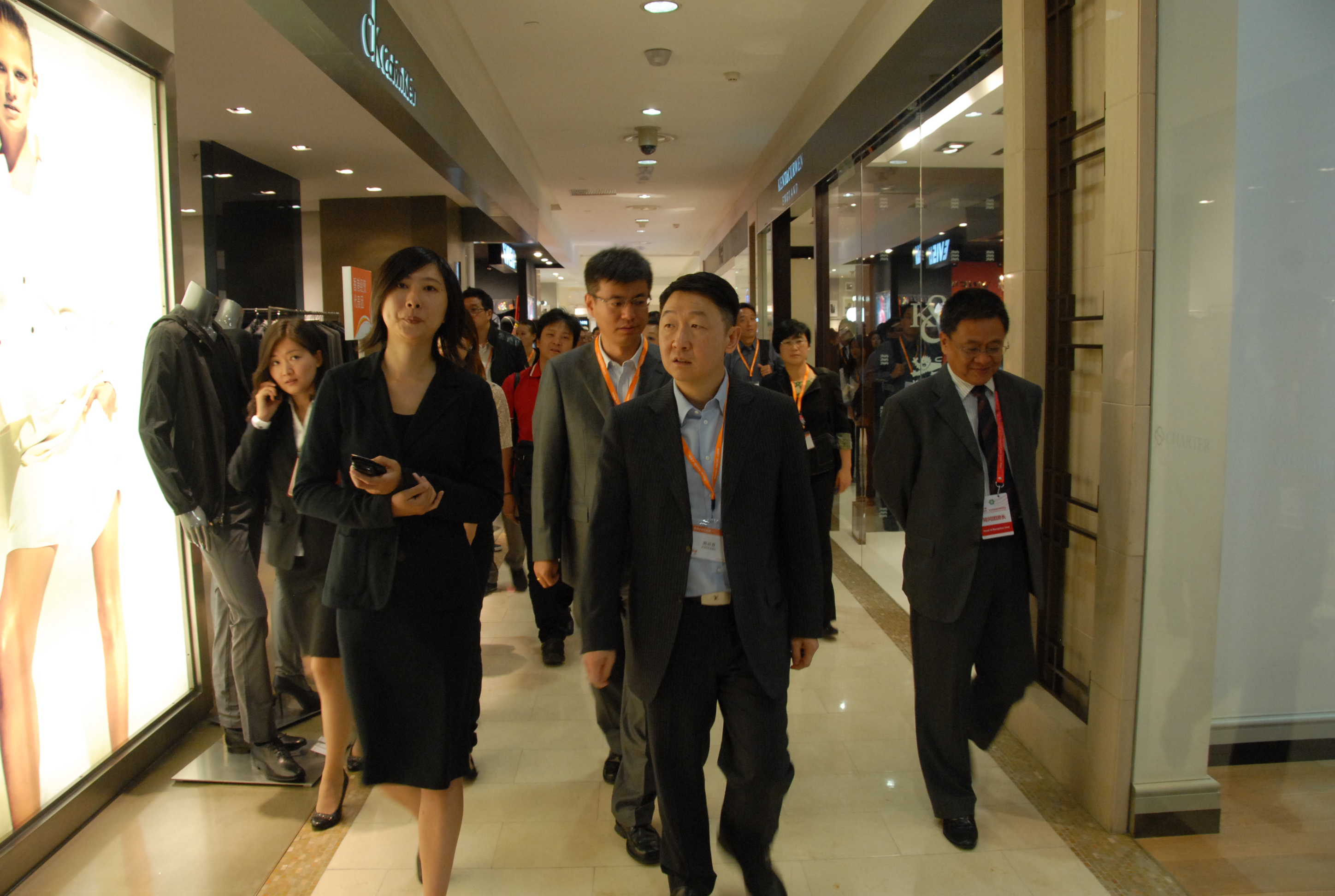 图为访问团参观长春卓展购物中心的情况.