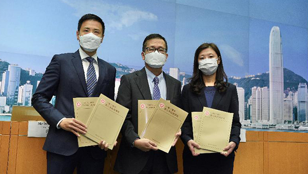 (左起)侯家俊、欧锡熊、洪少雯 (左起)侯家俊、欧锡熊、洪少雯