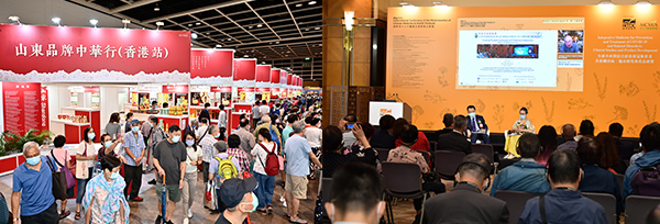 （左图）香港以外的展团和展商（右图）国际现代化中医药及健康产品会议