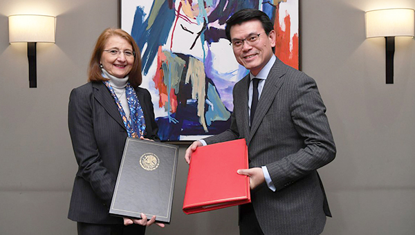 邱騰華,Luz Maríadela Mora Sánchez 邱騰華,Luz Maríadela Mora Sánchez