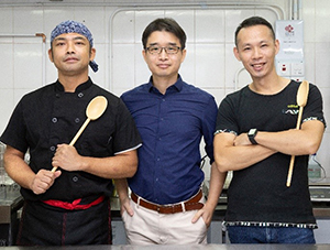 Manabu Oikawa (left) Manabu Oikawa (left)